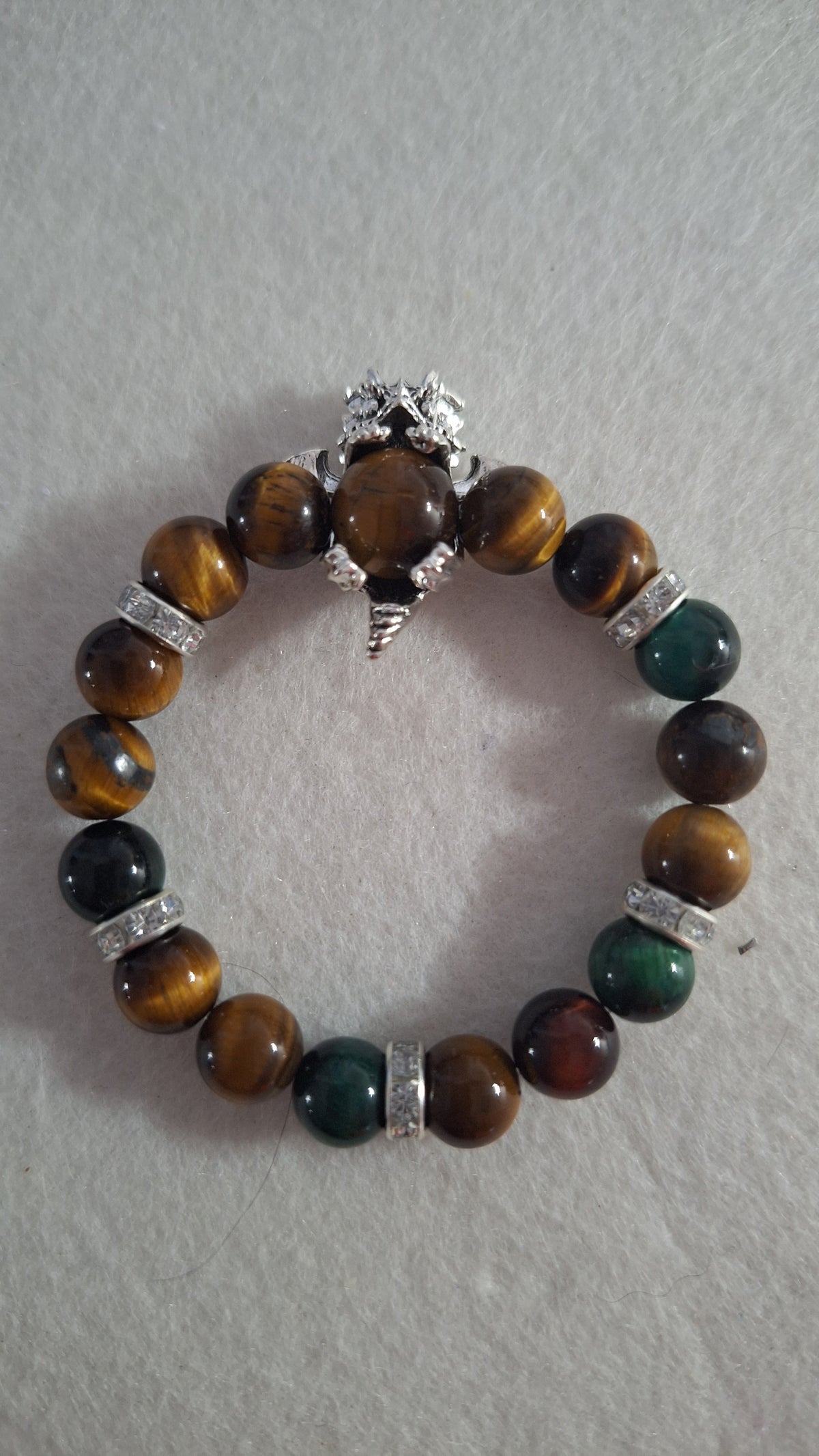 Bracelet dragon en œil de tigre avec breloque argentée