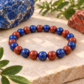 Bracelet bleu et rouge aux perles légèrement agrandies