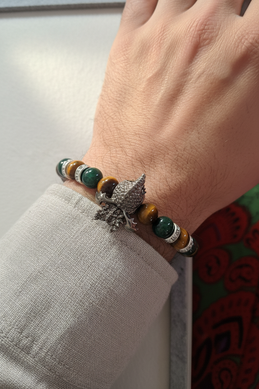 Bracelet dragon entièrement visible au poignet d’un homme