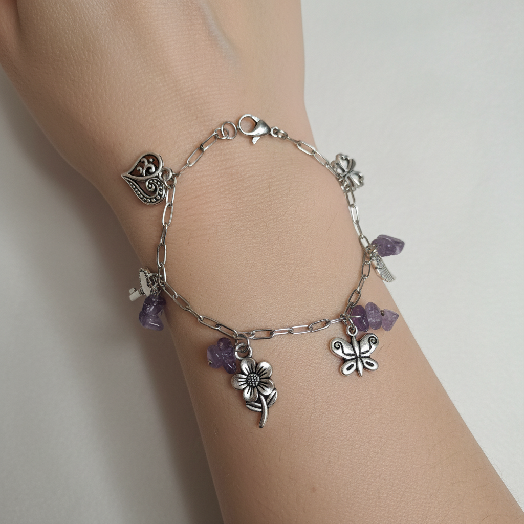 Bracelet porté au poignet avec breloques pendantes