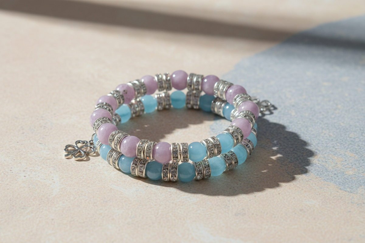 Bracelet quartz bleu et lépidolite sur fond doux
