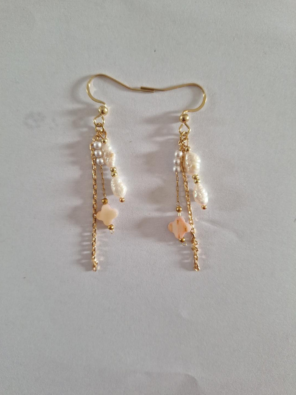 Boucles d'oreilles pendantes en perles d'eau douce.
