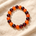 Illustration du bracelet grenat et cornaline posé sur lin écru