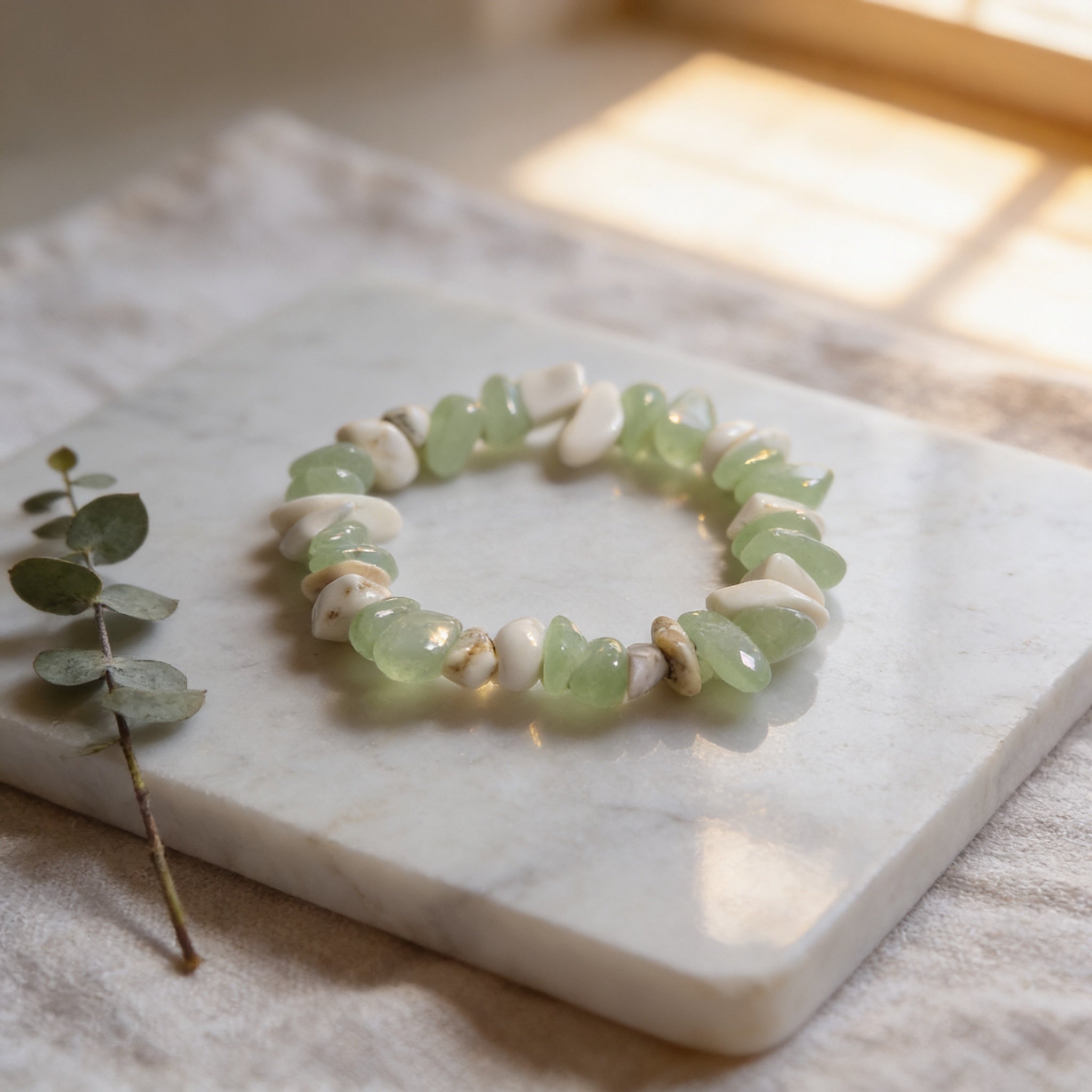 Bracelet Calcédoine Verte & Magnésite Blanche — Chips naturelles, Style Bohème