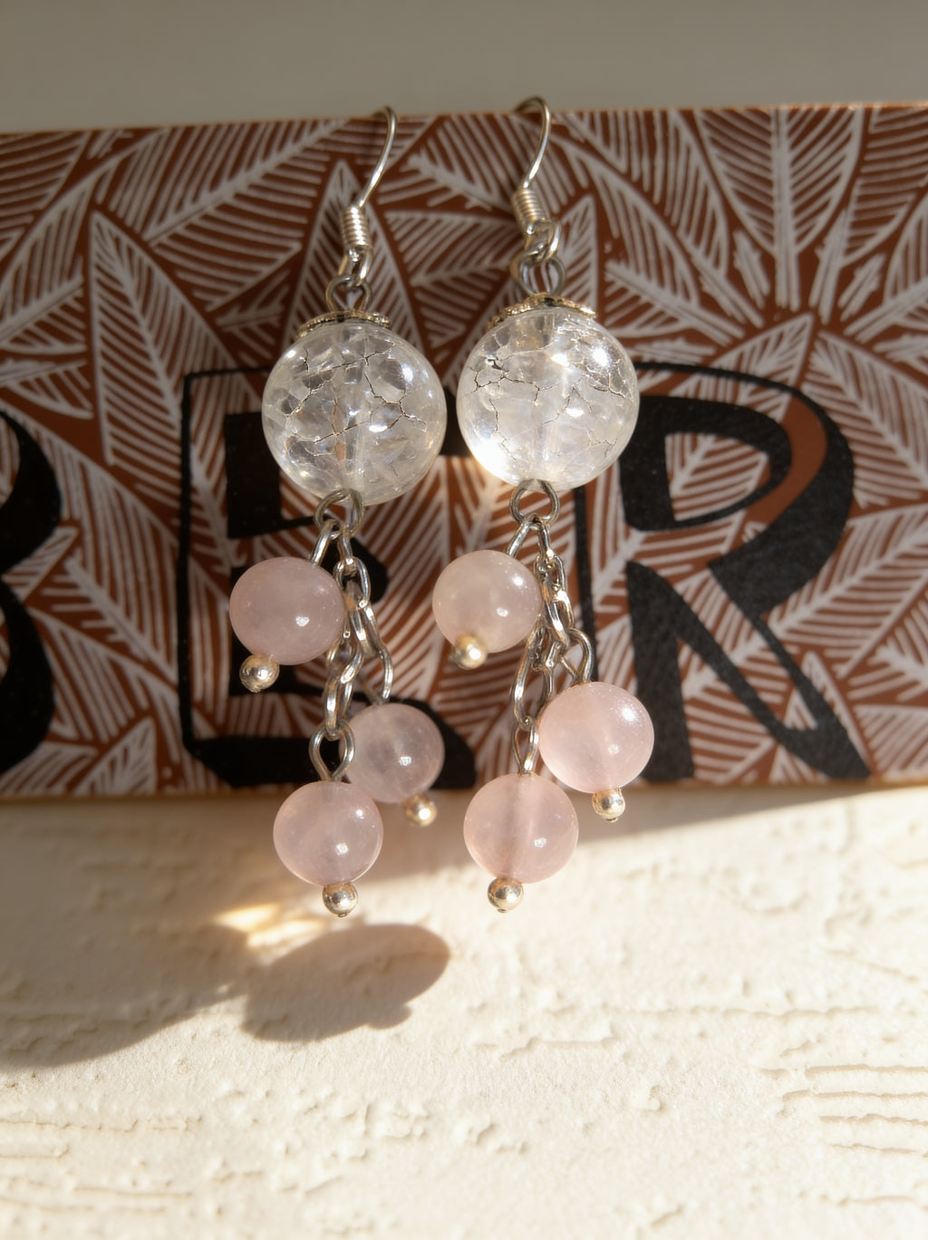 Boucles d’oreilles pendantes en cristal de roche et quartz rose