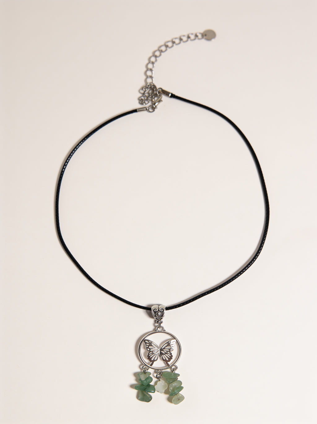 Collier ras-de-cou réglable en aventurine verte, papillon argenté et fleur Trochus