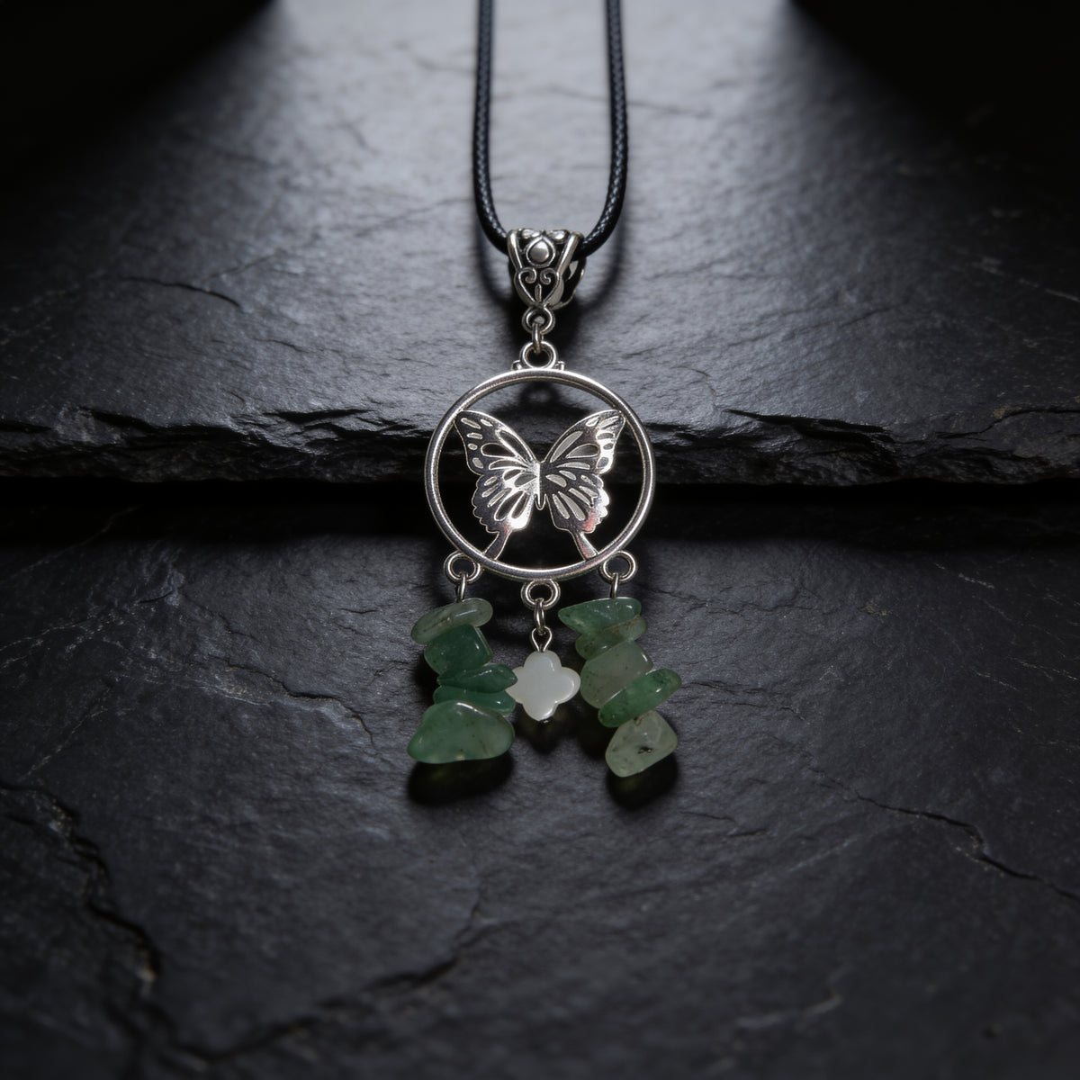 Collier ras-de-cou réglable en aventurine verte, papillon argenté et fleur Trochus