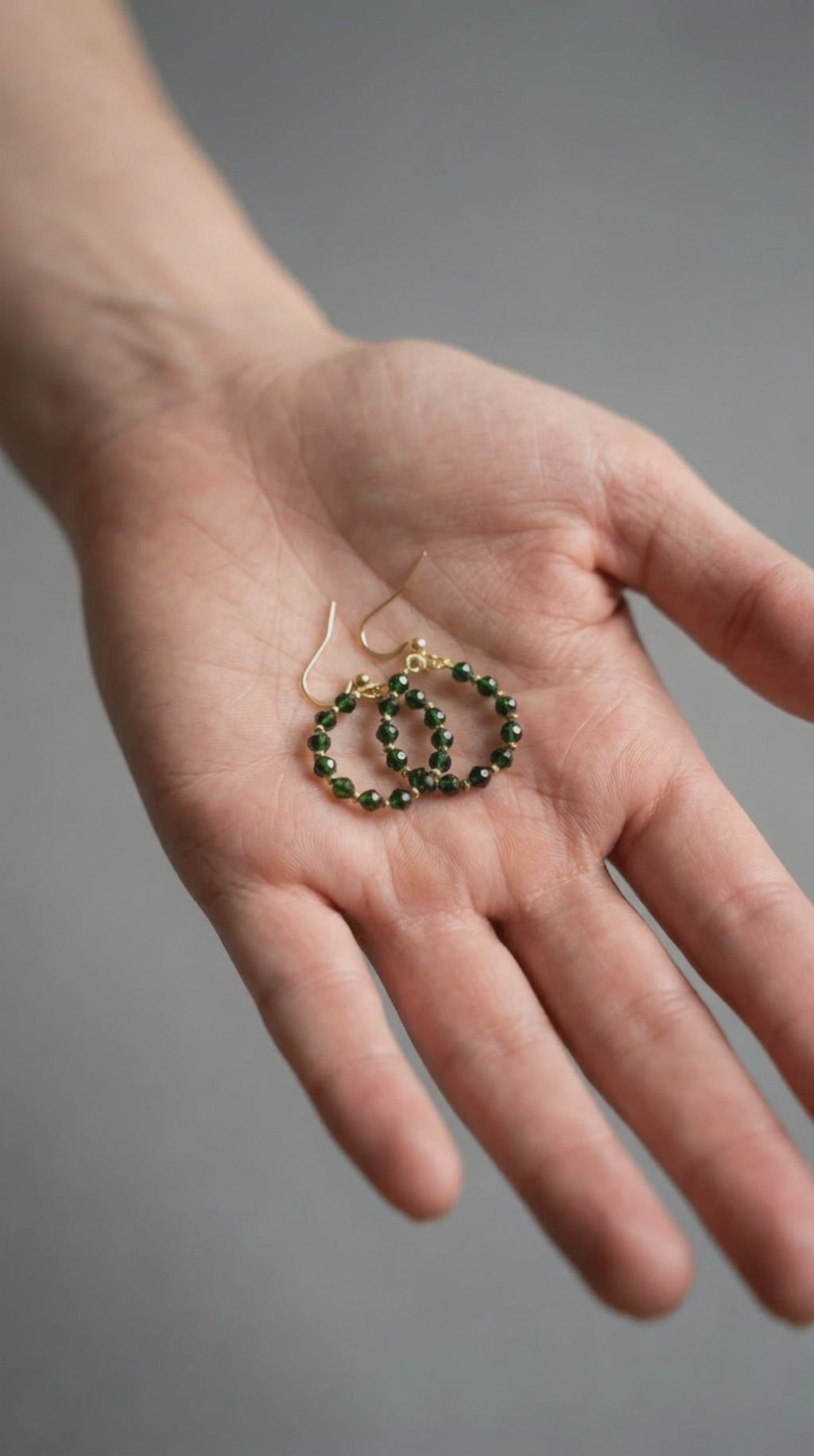 Boucles d'oreilles Pierre de Sable Vert Facettée — Plaqué or 18k, Perles Donut