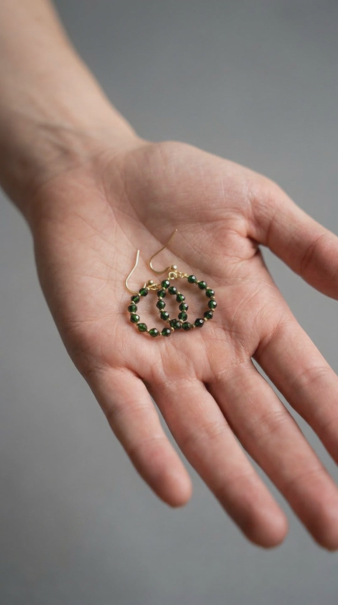 Boucles d'oreilles Pierre de Sable Vert Facettée — Plaqué or 18k, Perles Donut