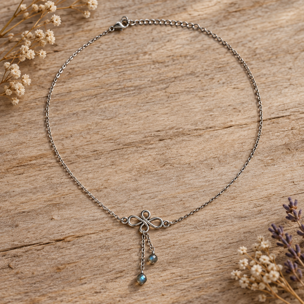 Ras de cou labradorite sur fond bois clair